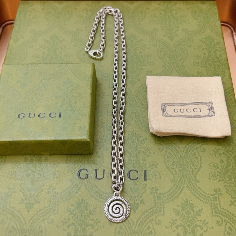 G*u*i necklaces